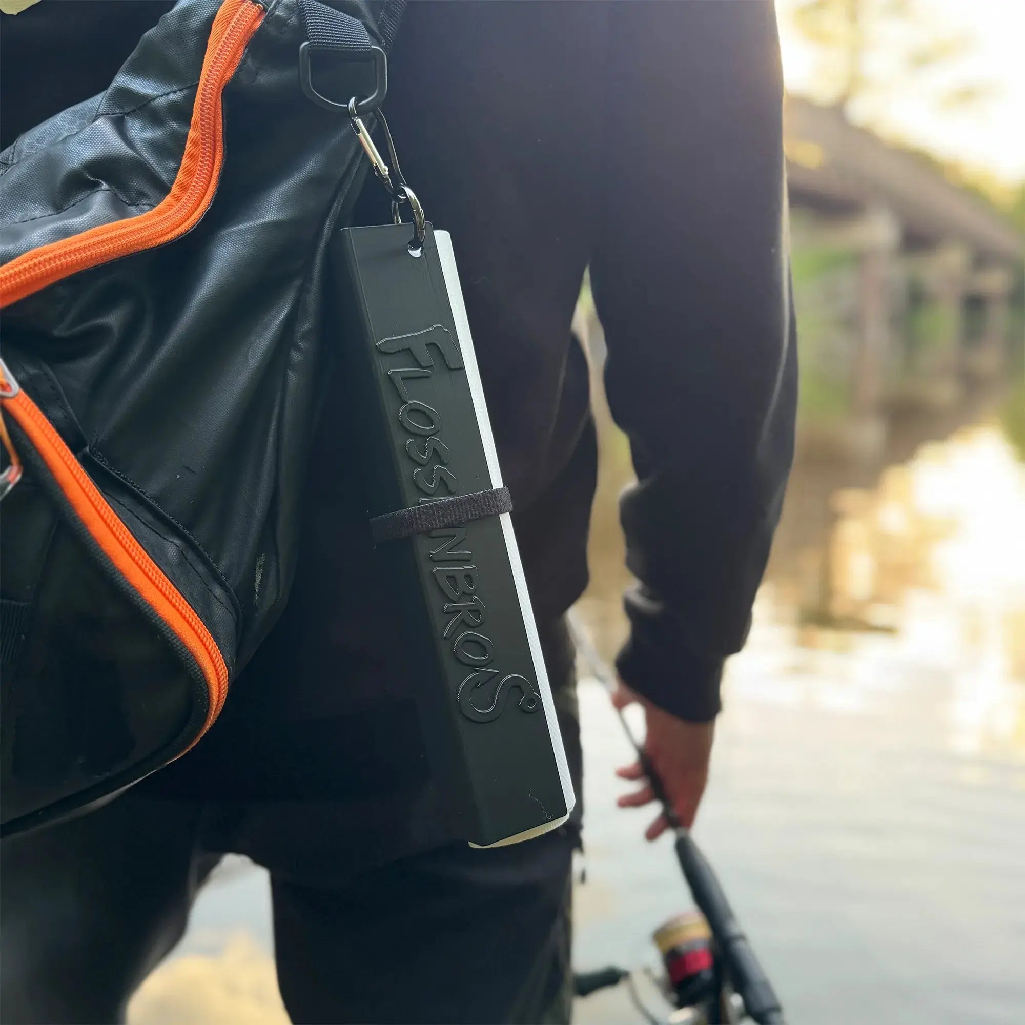 FlossenBros Messbrett kompakt am Angelrucksack befestigt – praktisches Zubehör für unterwegs
