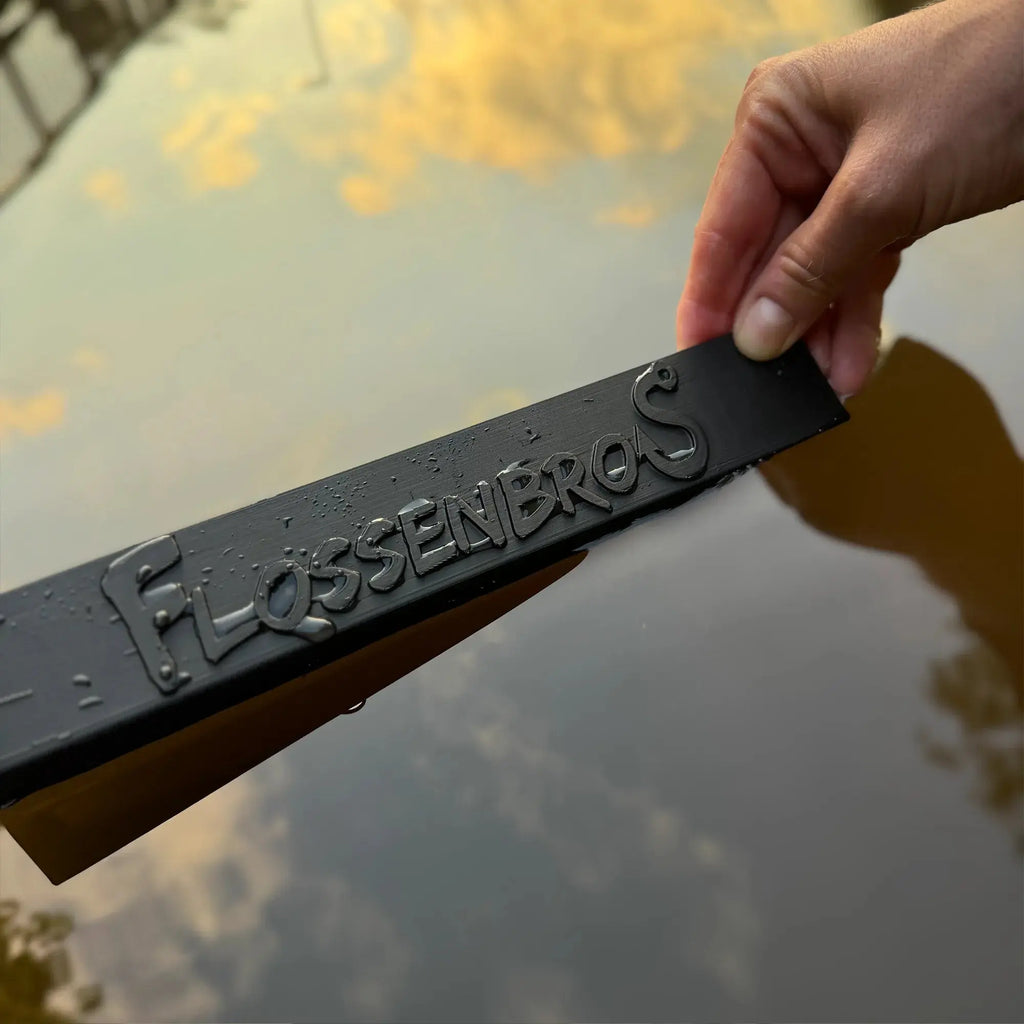 FlossenBros Angel-Messbrett wird am Wasser genutzt – hochwertige Verarbeitung für genaue Fischmessungen