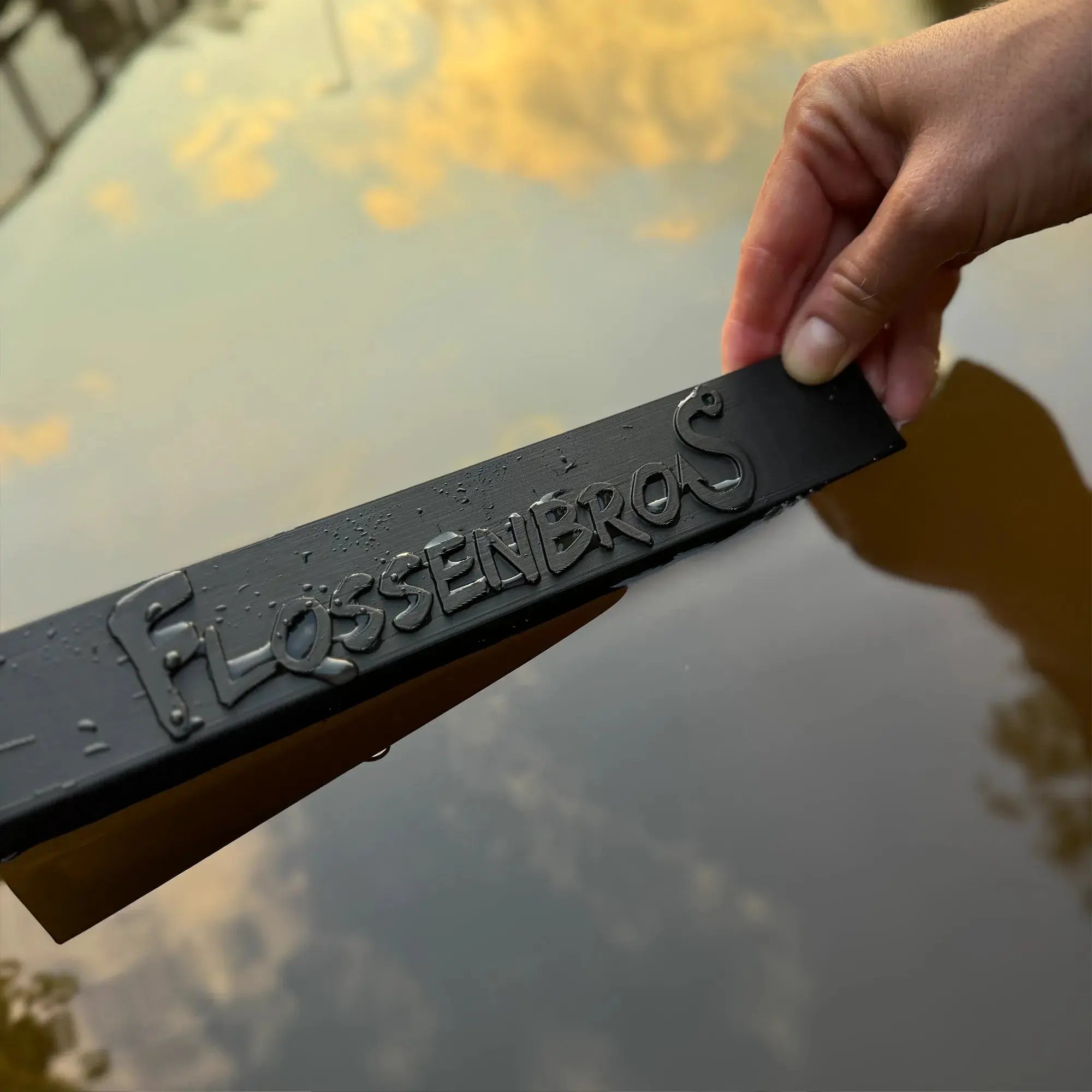 FlossenBros Angel-Messbrett wird am Wasser genutzt – hochwertige Verarbeitung für genaue Fischmessungen