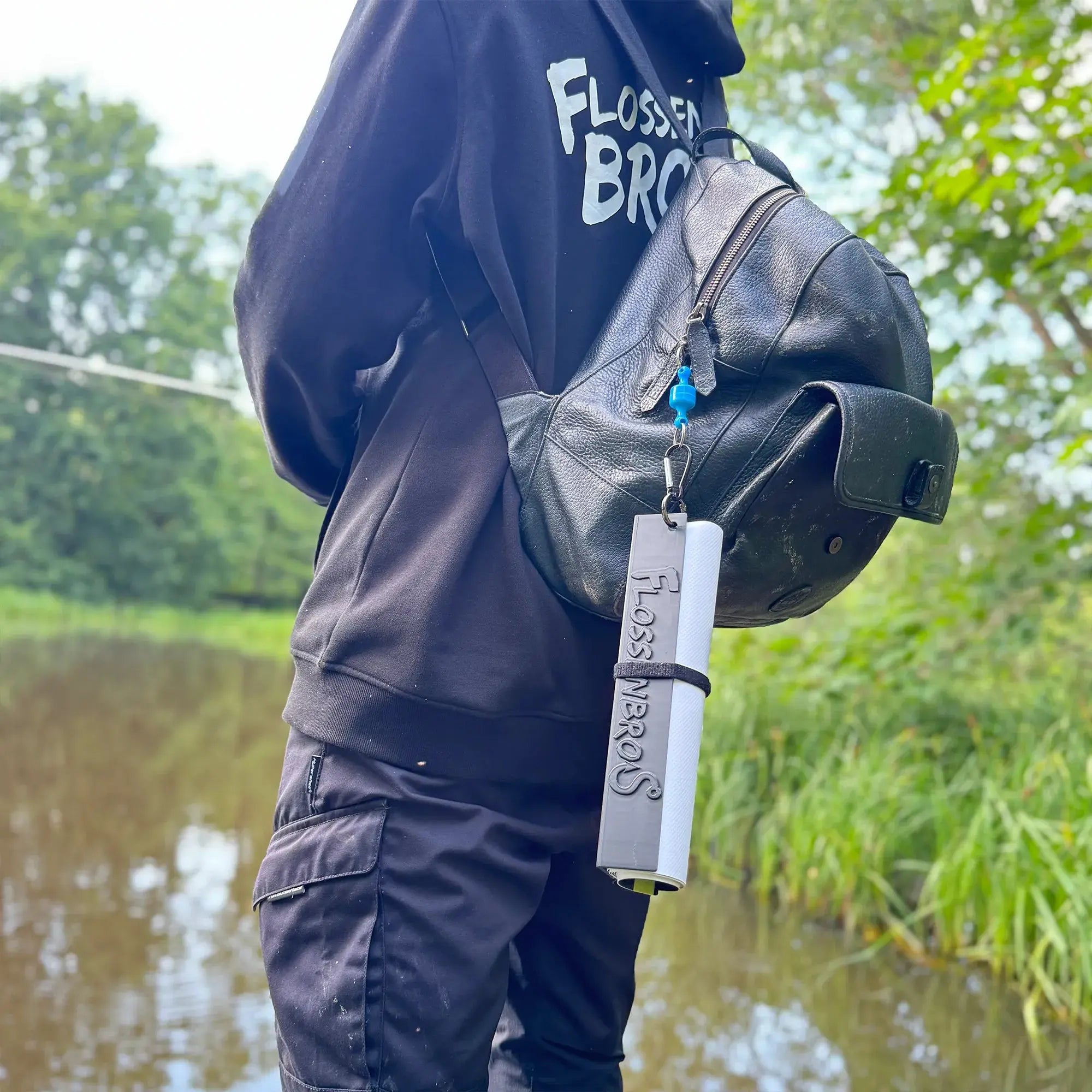 FlossenBros Messbrett am Angelgürtel befestigt – praktisches Zubehör für Angler, leicht zu transportieren